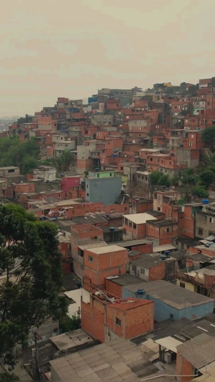Vista aérea da comunidade, com as casas subindo o morro