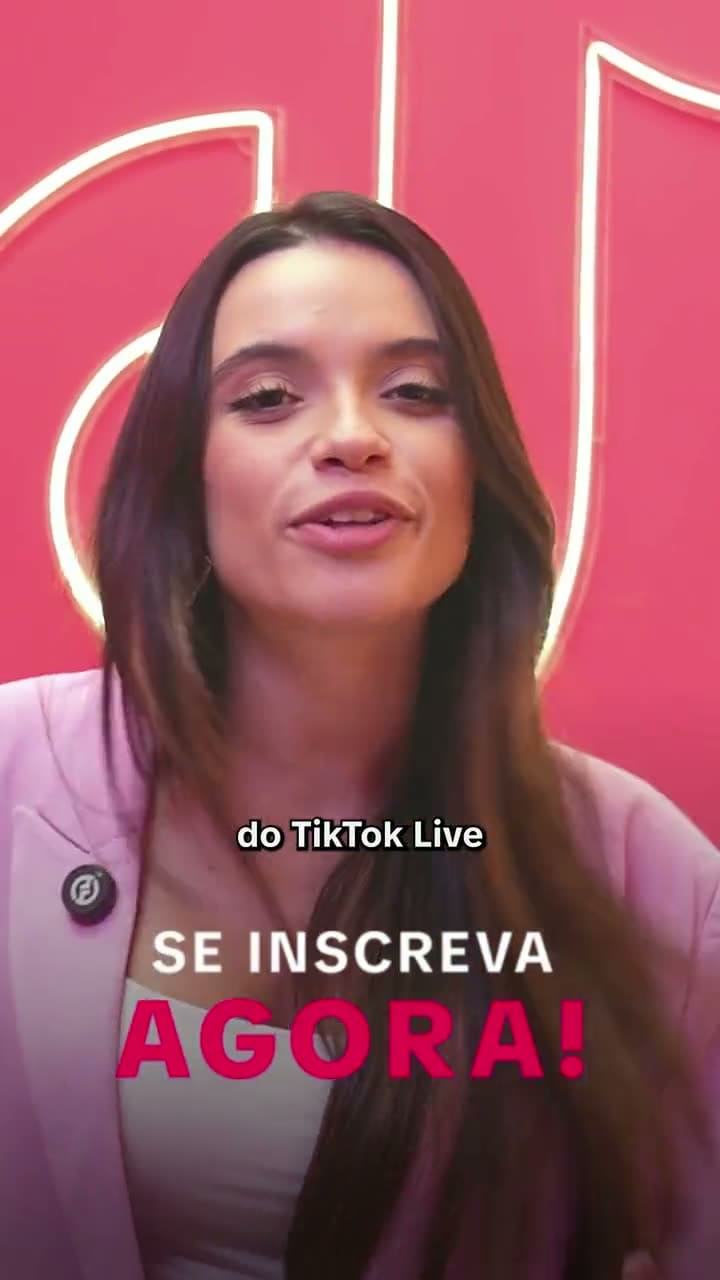 Apresentadora em cenário de neon do TikTok Live, com a chamada “Se inscreva agora” na tela