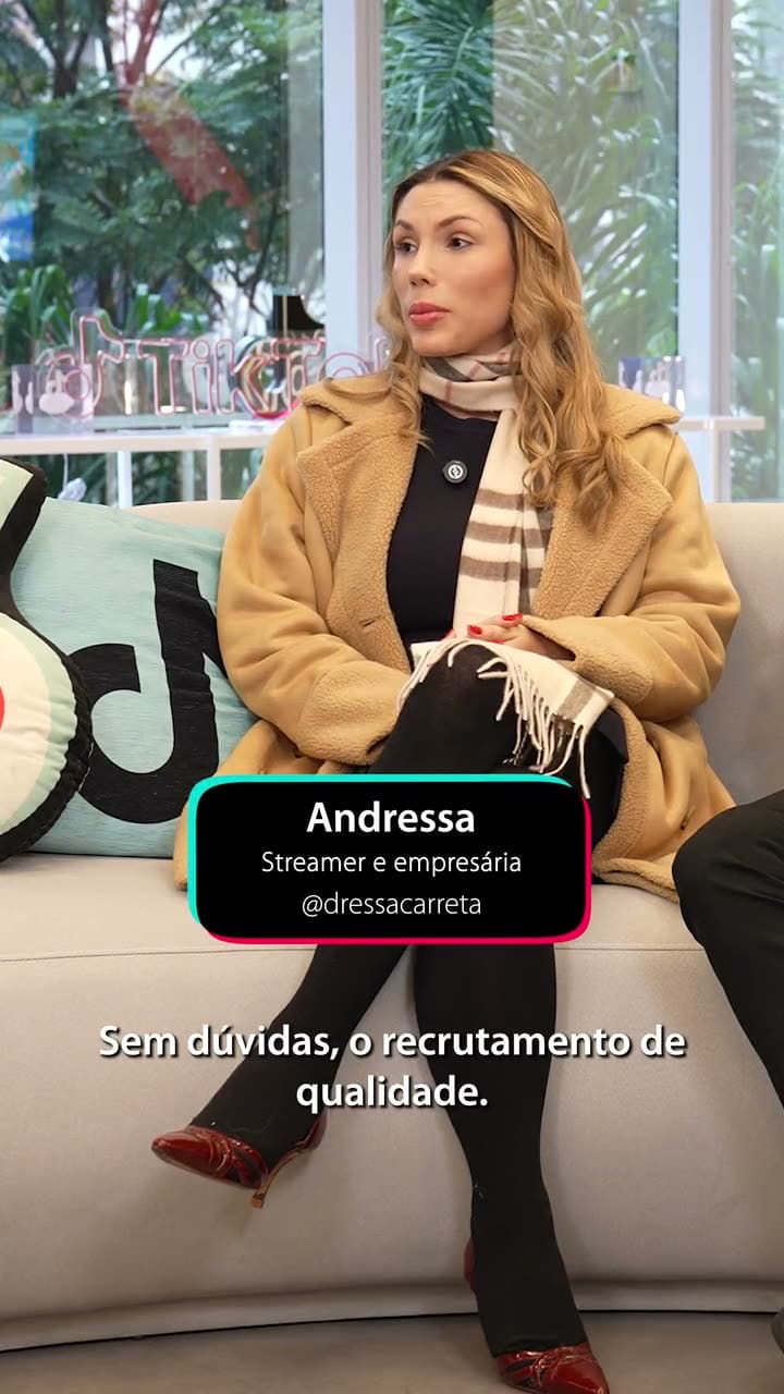 Andressa sentada no sofá do estúdio do TikTok Live durante a entrevista