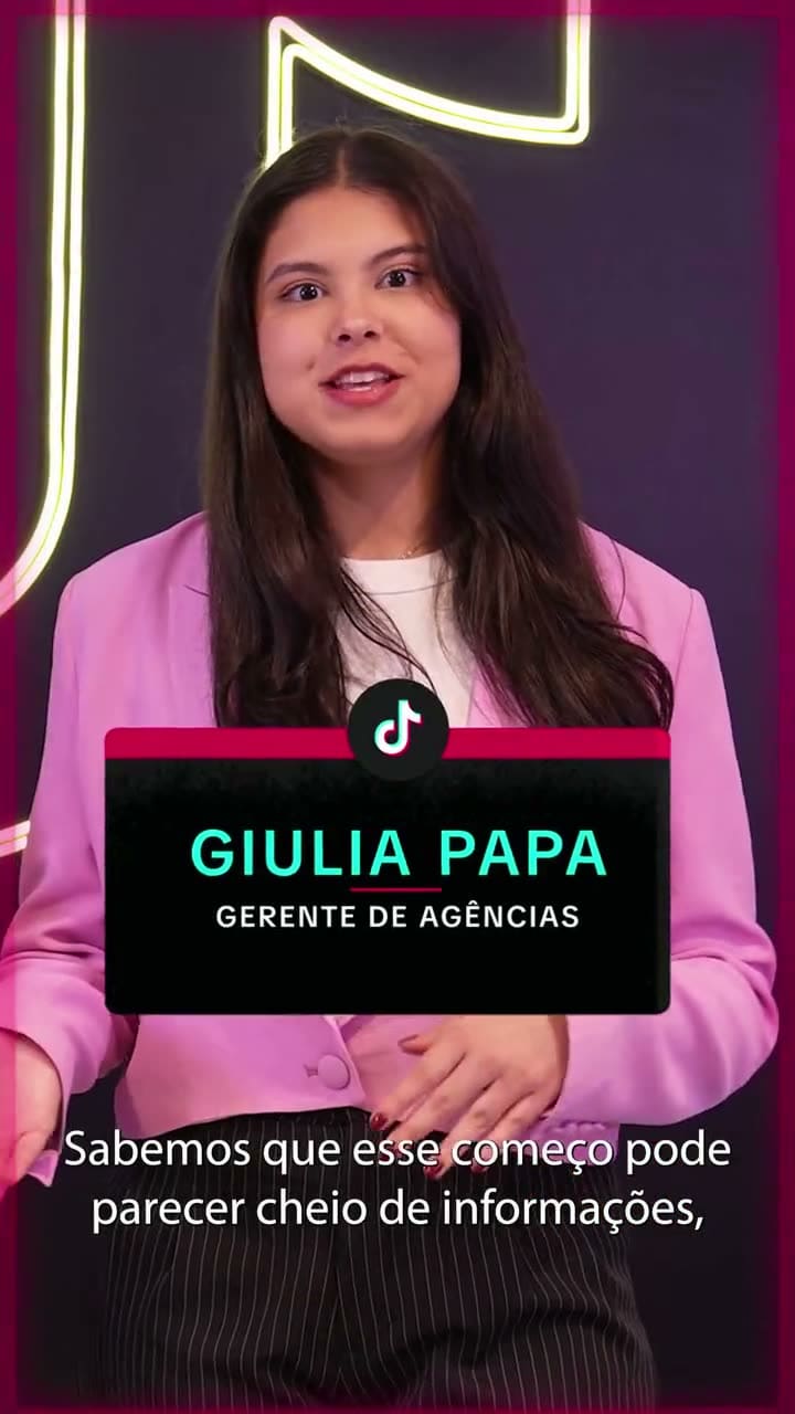 Giulia Papa, gerente de agências, falando à câmera em cenário de neon do TikTok Live