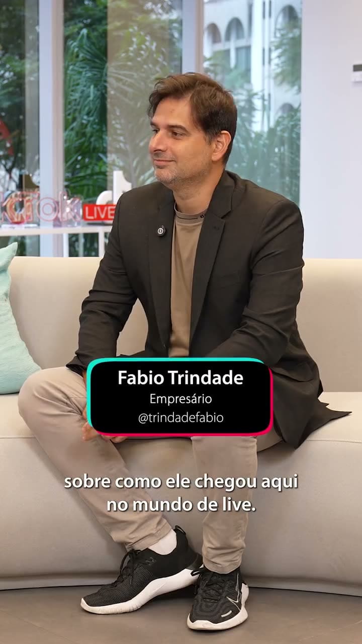 Fabio Trindade sentado no sofá do estúdio do TikTok Live durante a entrevista