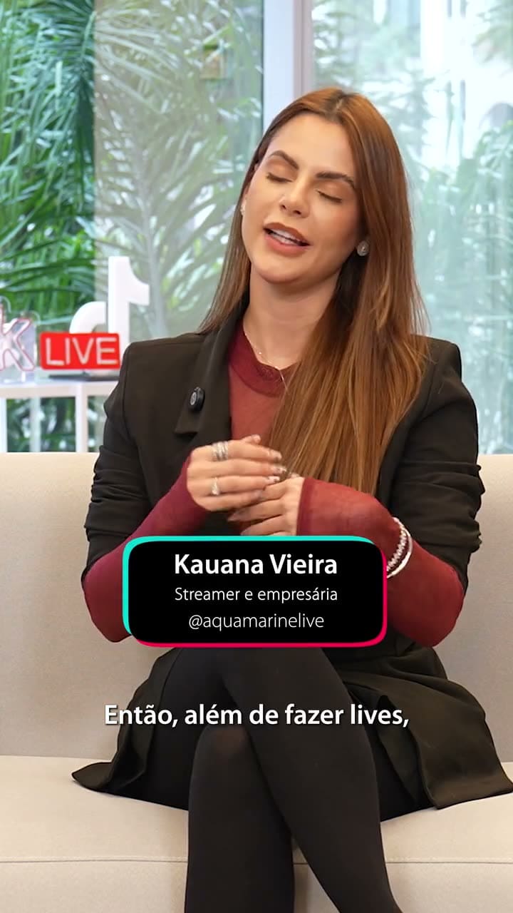 Kauana Vieira sentada no sofá do estúdio do TikTok Live durante a entrevista