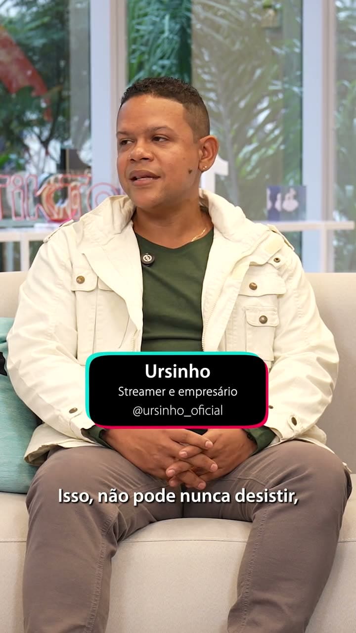 Ursinho sentado no sofá do estúdio do TikTok Live durante a entrevista