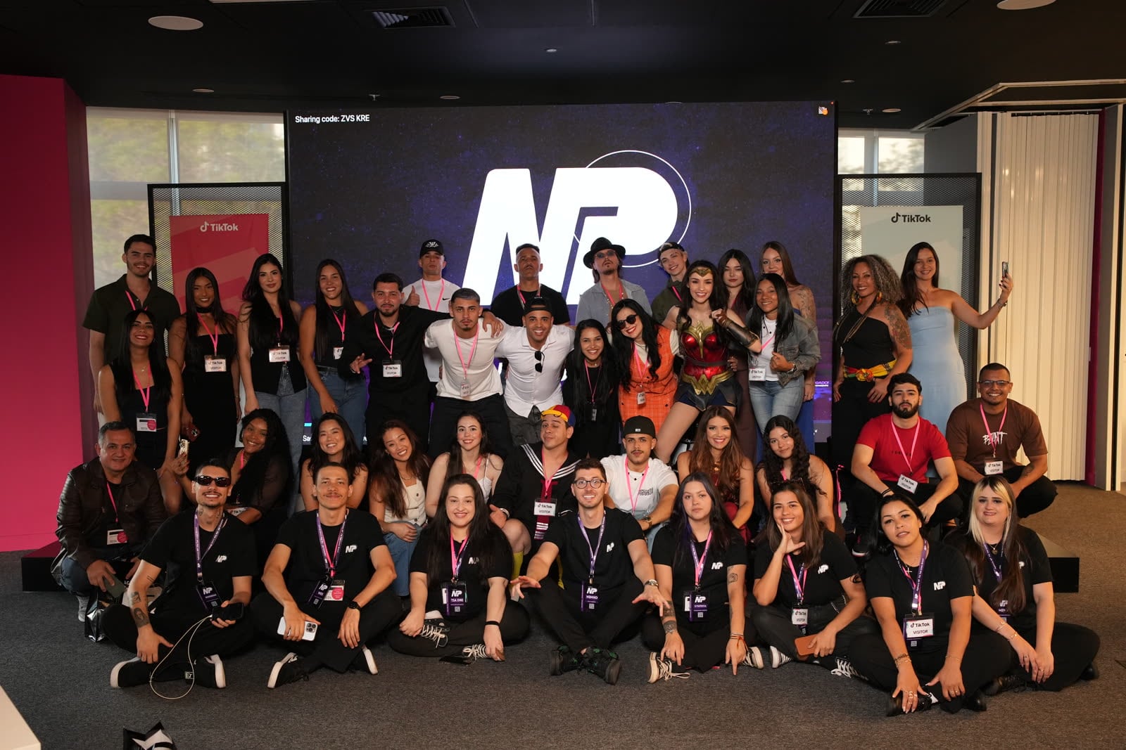 Grupo reunido em evento produzido para a Agência NP, produção Baque